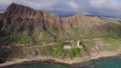 Drohnenaufnahmen-Beginnen-Am-Diamond-Head-Lighthouse-Auf-Der-Insel-Oahu,-Als-Dieser-Zurückweicht-Und-Im-Hintergrund-Die-Vulkanische-Felsformation-Diamond-Head-Freigibt