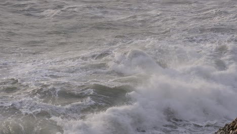 Wellen,-Die-Gegen-Einen-Einsamen-Felsen-Im-Ozean-Krachen,-Dynamisches-Und-Kraftvolles-Meer,-Luftaufnahme
