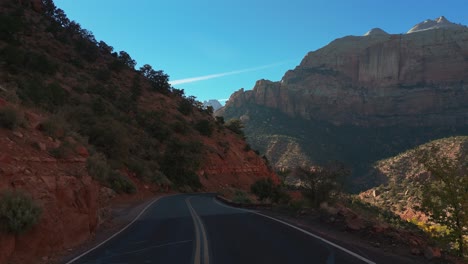 Malerische-Autofahrt-Im-Zion-Nationalpark,-Wunderschöne-Natur-In-Utah,-Nordamerika