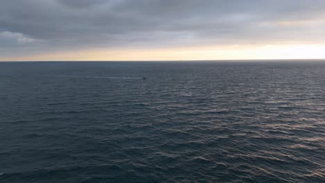 Barco-Distante-Navegando-Por-El-Mar-Mediterráneo-Cerca-De-Génova,-Italia-Durante-Las-Primeras-Horas-De-La-Tarde,-Vista-Aérea