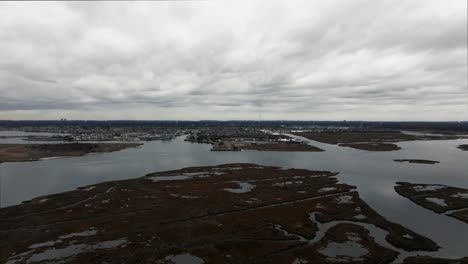Eine-Luftaufnahme-über-Die-Salzwiesen-Vor-Freeport,-New-York-An-Einem-Bewölkten-Tag