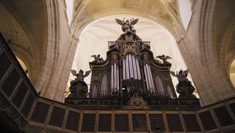 Enormous-baroque-and-neoclassical-organ-inside-an-old-church,-Medina-Sidonia,-Cádiz