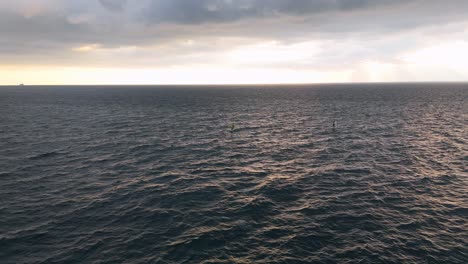 Sonnenuntergang-über-Dem-Meer-In-Nervi,-Genua-Mit-Ruhigen-Wellen-Und-Einem-Fernen-Segelboot,-Eine-Ruhige-Meereslandschaft