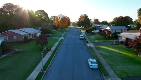 Amerikanische-Nachbarschaft-Während-Des-Hellen-Herbstsonnenaufgangs