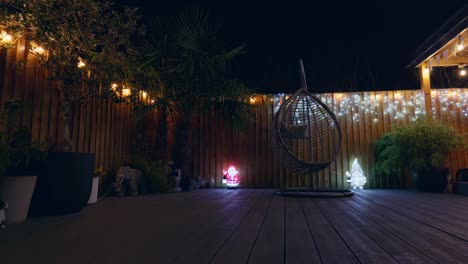 Außenaufnahmen-Eines-Minimalistischen-Gartens-Bei-Nacht-Mit-Warmer-Beleuchtung,-Lichterketten-Und-Weihnachtsdekorationen