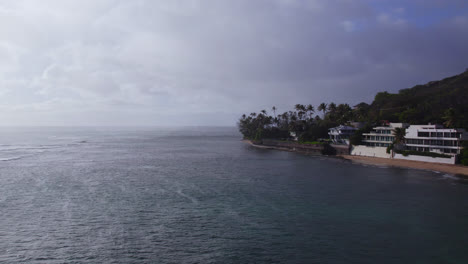 Luftaufnahme-Entlang-Der-Küste-Von-Honolulu-Auf-Oahu,-Hawaii,-Mit-Dem-Pazifischen-Ozean-Auf-Der-Linken-Seite-Und-Bewölktem-Himmel-Und-Pazifischem-Ozean