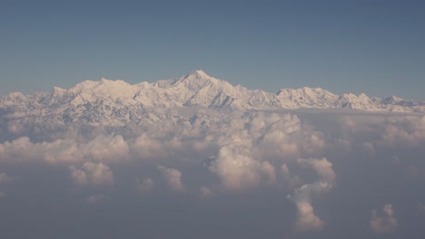 Vuelo-Aéreo-Panorámico-Sobre-Las-Montañas-Más-Grandes-Del-Mundo,-El-Himalaya-Con-Vistas-Del-Monte-Everest-Y-Picos-Nevados