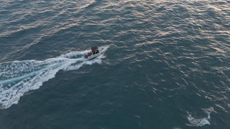 Schnellbootfahrt-Auf-Tiefblauem-Wasser,-Luftaufnahme,-Sonniger-Tag-In-Genua,-Italien