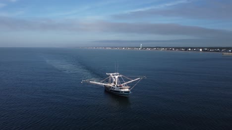 Drohnenaufnahme-Eines-Garnelenbootes-In-Sichtweite-Des-Ufers