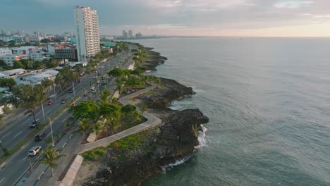 Panoramastraße-In-Santo-Domingo,-Dominikanische-Republik,-Küste-Und-Skyline-Sonnenuntergang