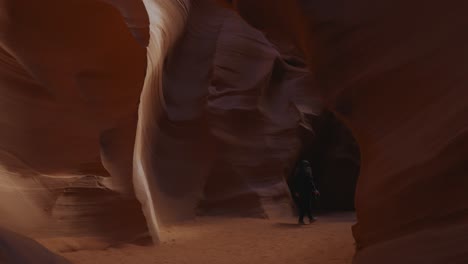 Junge-Frau-Im-Antelope-Canyon,-Arizona,-Schöne-Glatte,-Gewellte-Sandsteinwände