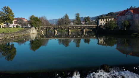 Die-Alte-Brücke-über-Den-Fluss-Vez-In-Der-Stadt-Arcos-De-Valdevez-In-Portugal-Spiegelt-Sich-Perfekt-In-Ruhigem-Wasser-Wider