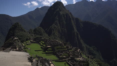 Ein-Atemberaubender-Panoramablick-Auf-Machu-Picchu,-Peru,-Zeigt-Die-Majestätischen-Berge-Putucusi-Und-Huayna.-Sie-Können-Auch-Die-Gebäude-Sehen,-Die-Die-Alten-Inka-Mit-Rechteckigen-Strukturen-Errichteten