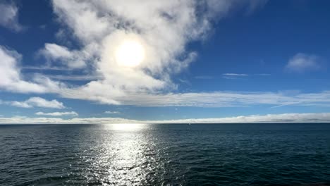 Wunderschöner-Hyperlapse-Aus-Weißen-Wolken,-Die-über-Den-Meereshorizont-Fegen