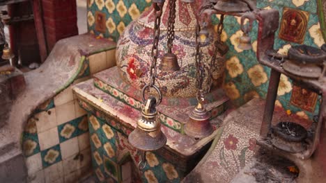 Traditionelles-Glockenläuten-Am-Tempel-In-Kathmandu,-Nepal,-Am-Fuße-Des-Himalaya