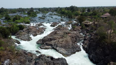 Ein-Kleiner-Teil-Der-Berühmten-Khon-Phapheng-Wasserfälle
