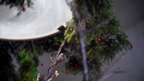 Nahaufnahme-Von-Weihnachtsdekorationen-Im-Innenbereich-Mit-Holzakzenten-Und-Festlichen-Bäumen