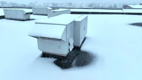 Schneebedeckte-HVAC-Geräte-Auf-Dem-Dach-Gegen-Schneebedecktes-Dach
