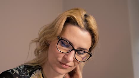 Mujer-Ucraniana-Estudiando-Con-Gafas