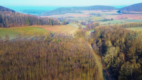 Drohnenansicht-Sanfter-Hügel-Und-Herbstlicher-Wälder-In-Der-Abenddämmerung