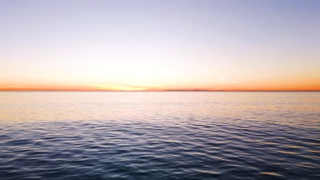 Atemberaubender-Blick-Auf-Den-Sonnenuntergang-Aus-Der-Luft-Auf-Den-Pazifischen-Ozean-Und-Die-Insel-Catalina