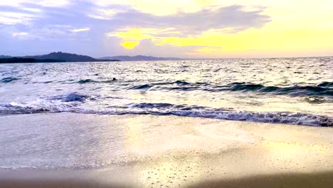 Ein-8-jähriges-Kind-Spielt-Bei-Sonnenuntergang-Fröhlich-Am-Strand-Von-Costa-Rica
