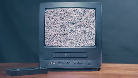 Televisión-De-Mesa-Con-Reproducción-Estática-En-La-Pantalla,-Tema-De-Tecnología-Retro.