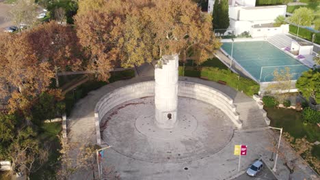 Denkmal-Des-Ingenieurs-Duarte-Pacheco-In-Loule,-Portugal,-Luftumlaufbahn,-Sonniger-Tag