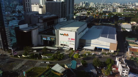 Complejo-De-Centros-Comerciales-Ayala-Malls-Circuit,-En-Makati,-Filipinas---Vista-Aérea