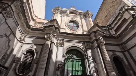 Schöne-Verzierte-Fassade-Eines-Italienischen-öffentlichen-Gebäudes-In-Der-Innenstadt-Von-Neapel