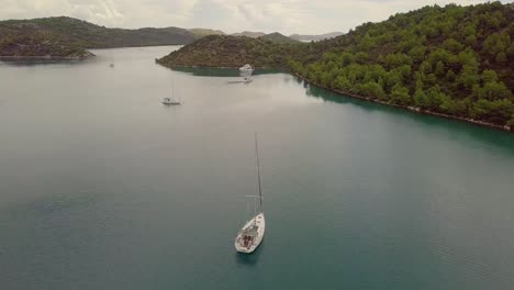 Segelboot-Hintergrundshow-Zwischen-Wunderschönen-Kroatischen-Inseln-Im-Naturpark-Telašćica