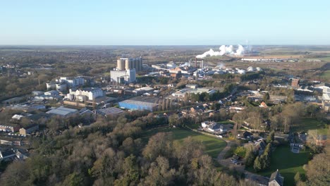 Bury-St.-Edmunds,-England,-Präsentiert-Industriekomplexe-Und-Grüne-Landschaften-Bei-Tageslicht,-Luftaufnahme