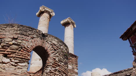 Blick-Auf-Die-Säulen-Aus-Dem-Inneren-Des-Tempels-Der-Artemis-In-Sardes