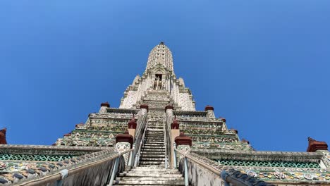 Wat-Arun,-Buddhistischer-Tempel-Der-Morgenröte,-Errichten-Schusstreppen-Hauptturm-Bangkok