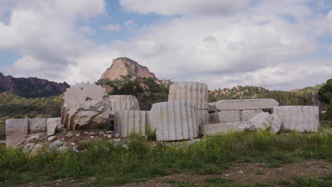 Un-Montón-De-Piedras-Frente-A-La-Montaña-Tmolus-En-El-Templo-De-Artemisa-En-Sardis