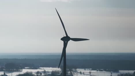 Nahaufnahme-Der-Silhouette-Einer-Windkraftanlage-Vor-Einem-Klaren-Winterhimmel-Im-Ostseeraum