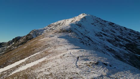 Caminante-En-Snowy-Ridge-Highlands-De-Escocia-Munros-Sgurr-Mor-Glen-Kingie