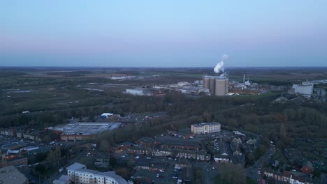 Bury-st-edmunds-with-industrial-buildings-and-residential-areas-at-dusk,-aerial-view