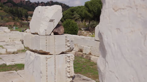 Antiguas-Piedras-De-Mármol-En-El-Templo-De-Artemisa-En-Sardis