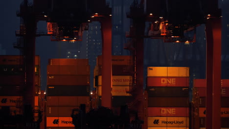 Der-Industriehafenkran-Hebt-Die-Ladekiste-Für-Exportcontainer-An-Bord-Des-Hafens