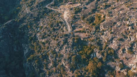Ein-Drohnenvideo-Fängt-Atemberaubende-Ausblicke-Auf-Berglandschaften-Mit-Einem-Fluss-Ein,-Der-Mitten-In-Der-Natur-Fließt
