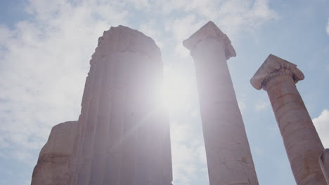 Die-Sonne-Offenbart-Sich-Hinter-Den-Säulen-Im-Tempel-Der-Artemis-In-Sardes
