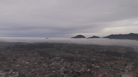 Ciudad-Con-Niebla-En-El-Fondo