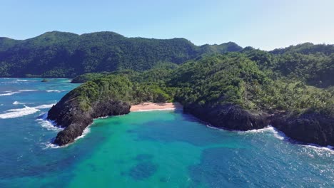 Hermosa-Bahía-Con-Playa-De-Arena-Privada-Y-Mar-Caribeño-Claro