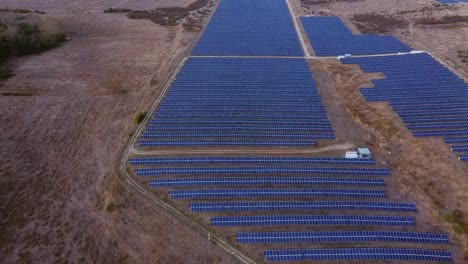 Die-Zukunft-Der-Grünen-Energie:-Luftaufnahme-Eines-Solarpanel-Farmsystems-Im-Ländlichen-Raum