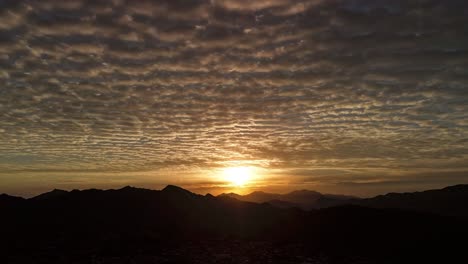 Hyperlapse-Eines-Morgendlichen-Sonnenaufgangs-Mit-Einzigartigem-Wolkenmuster