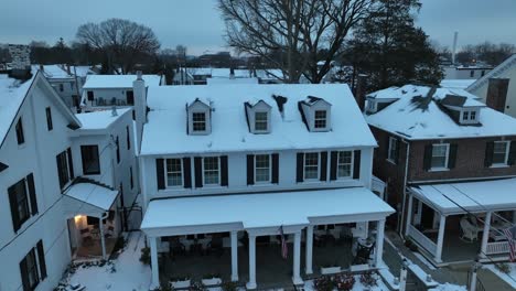 Schneebedeckte-Häuser-In-Der-Amerikanischen-Nachbarschaft