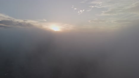 Natürliche-Szene,-Die-über-Die-Wolken-Fliegt