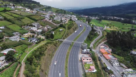 Luftbildvideo-Im-Abstieg,-Das-Den-Panamerican-Highway-South,-E35,-Zeigt