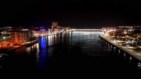 Luftaufnahmen-Von-Willemstad-Curacao-Bei-Nacht,-Die-Von-Hellen-Lichtern-Erhellt-Werden
